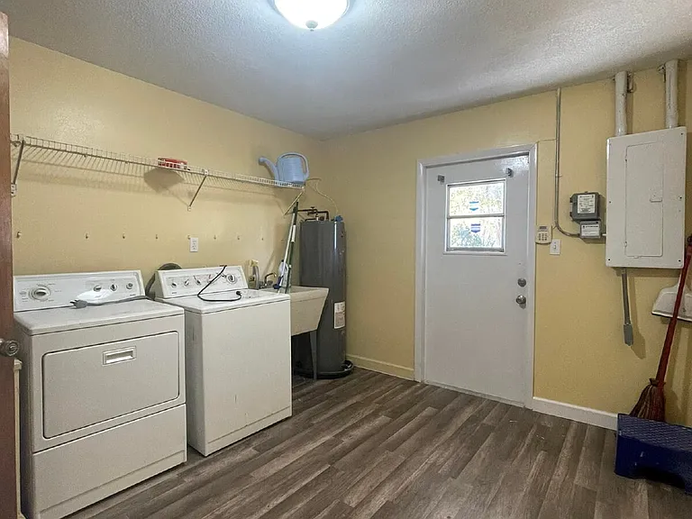 955 Lake Dr E — Photo 12