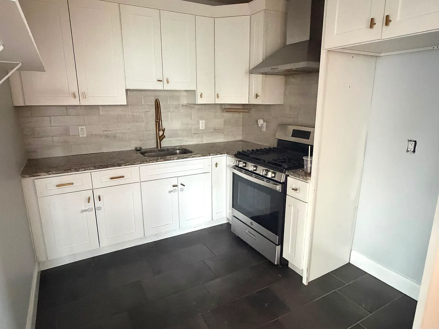 3 bed, 1100 sqft, $3,000 — Photo 3