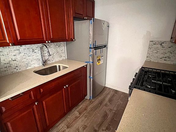 3rd image of 802 Courtlandt Ave Floor 2