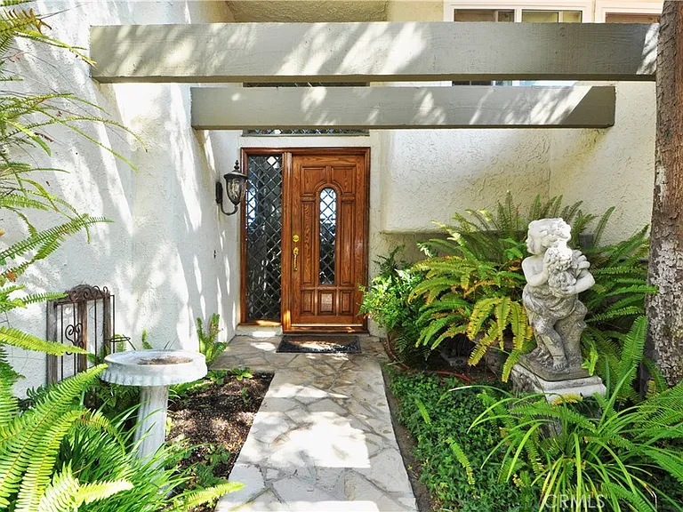 91 Cypress Way — Photo 1