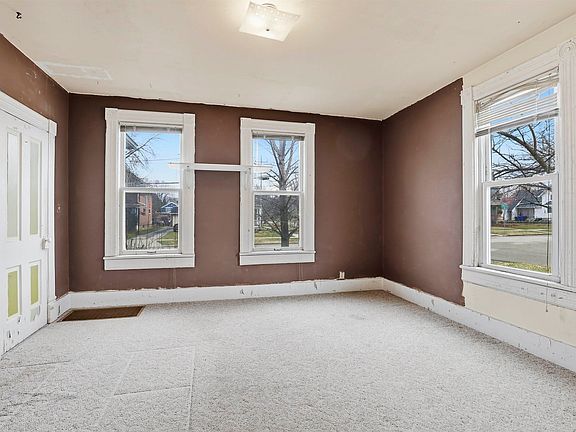 5th image of 840 W 5th St