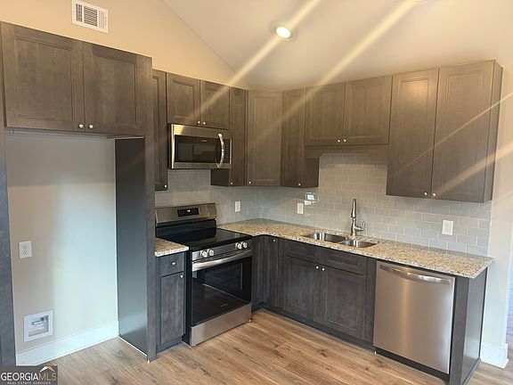 3rd image of 101 Cedar St