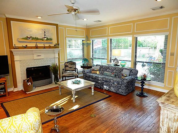 3rd image of 15934 Parkchester Dr