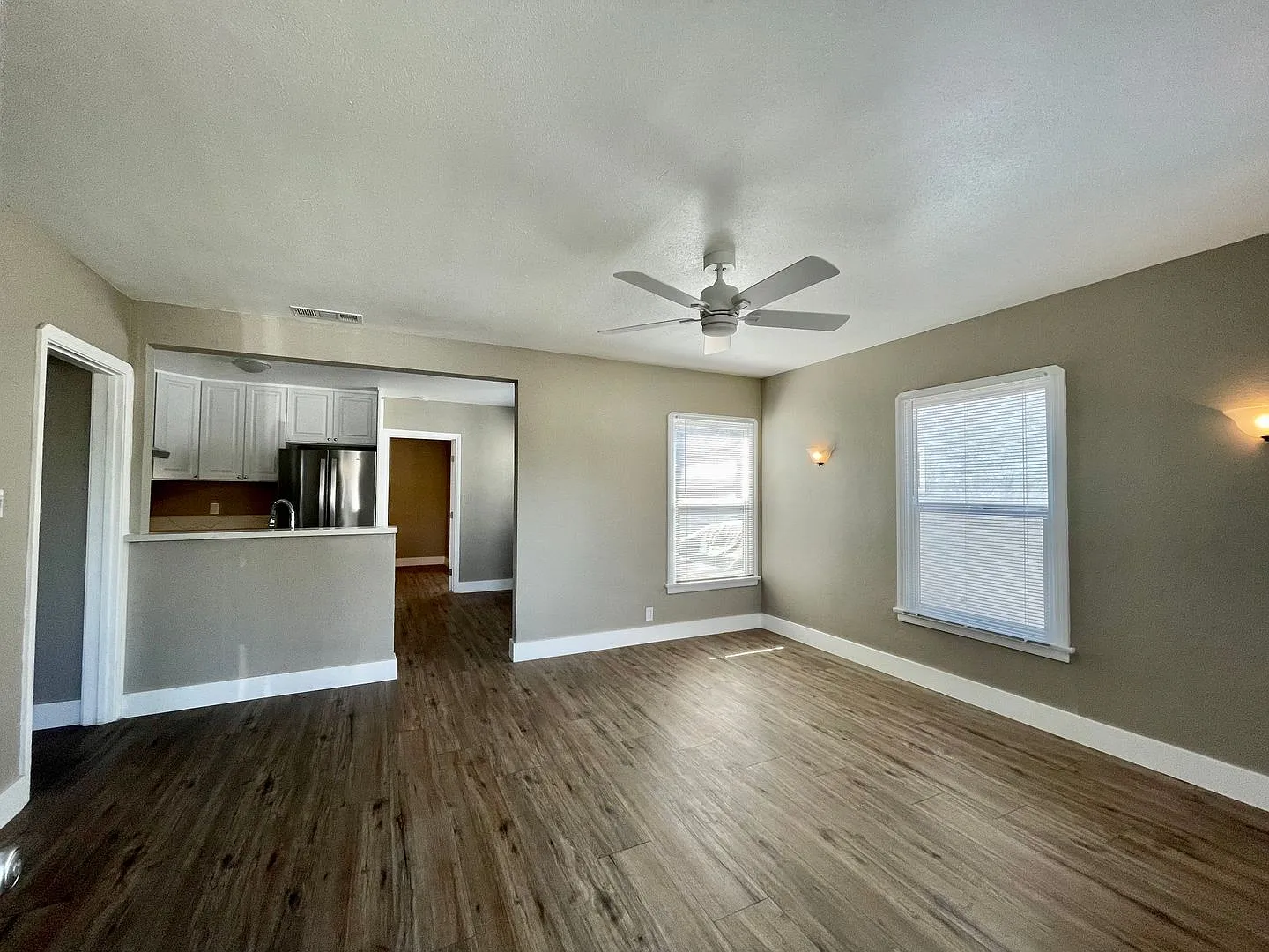 Duplex - Front House in Long Beach — Photo 3