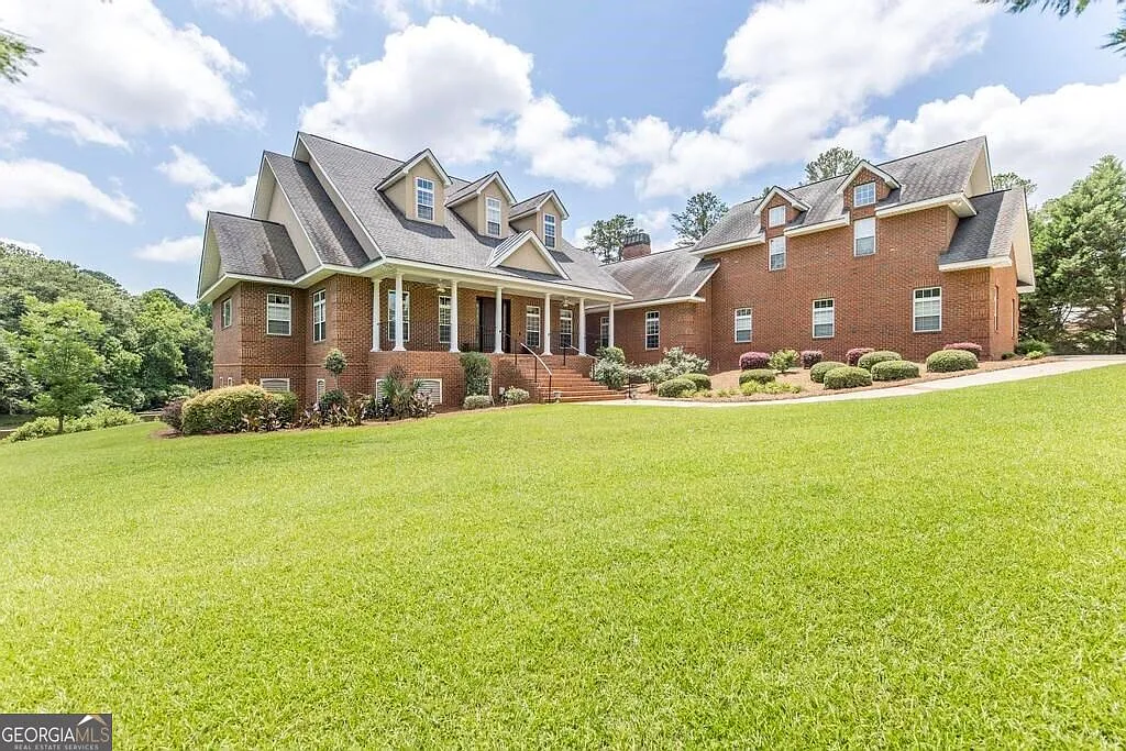 4 bed, 5.0 bath, 6842 sqft, $5,950 — Photo 2