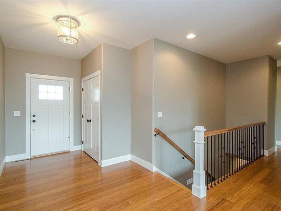 3rd image of 375 Carlyle Dr