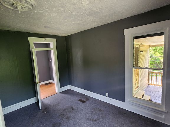2nd image of 2354 1/2 Lagonda Ave #B