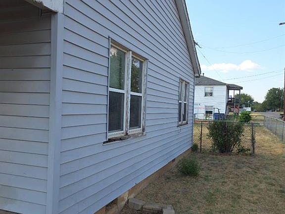 2nd image of 215 E Spruce Ave