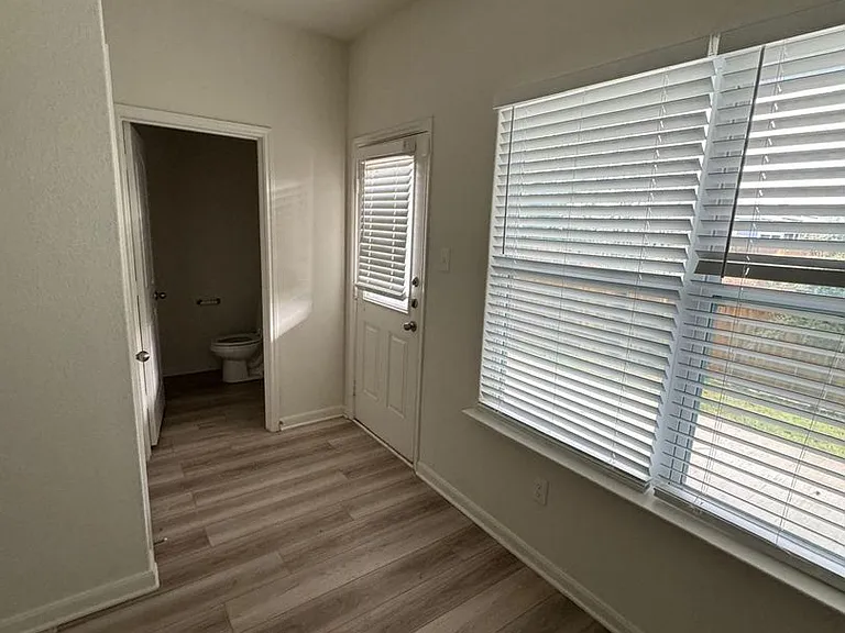 315 Marsh Ln — Photo 8