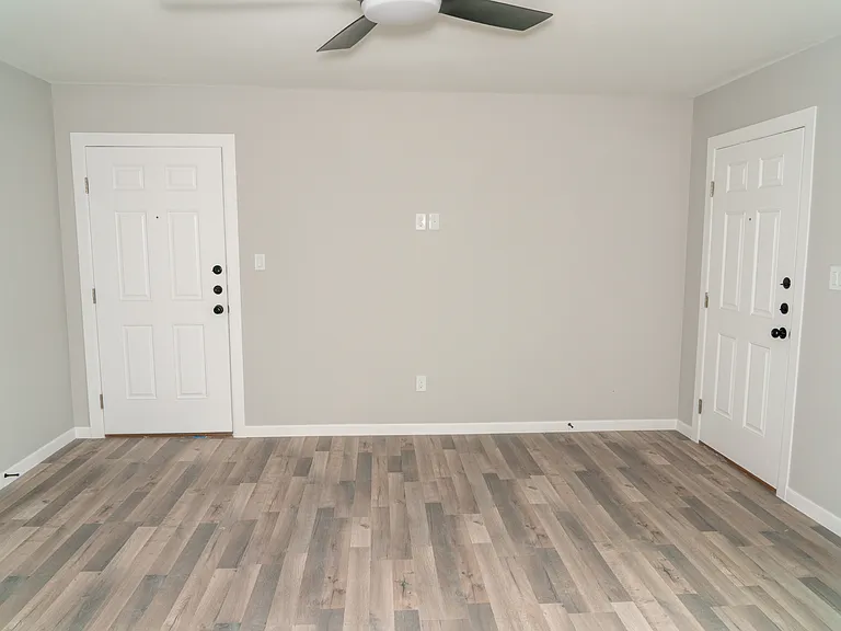 900 Crestview St #B — Photo 10