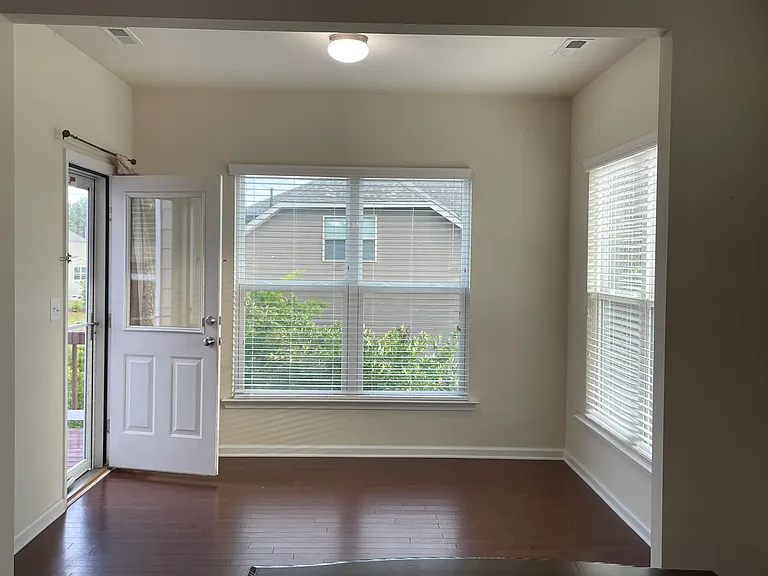 925 Lemster Ln — Photo 27