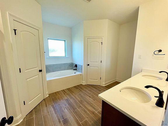 4th image of 152 Adley Ave