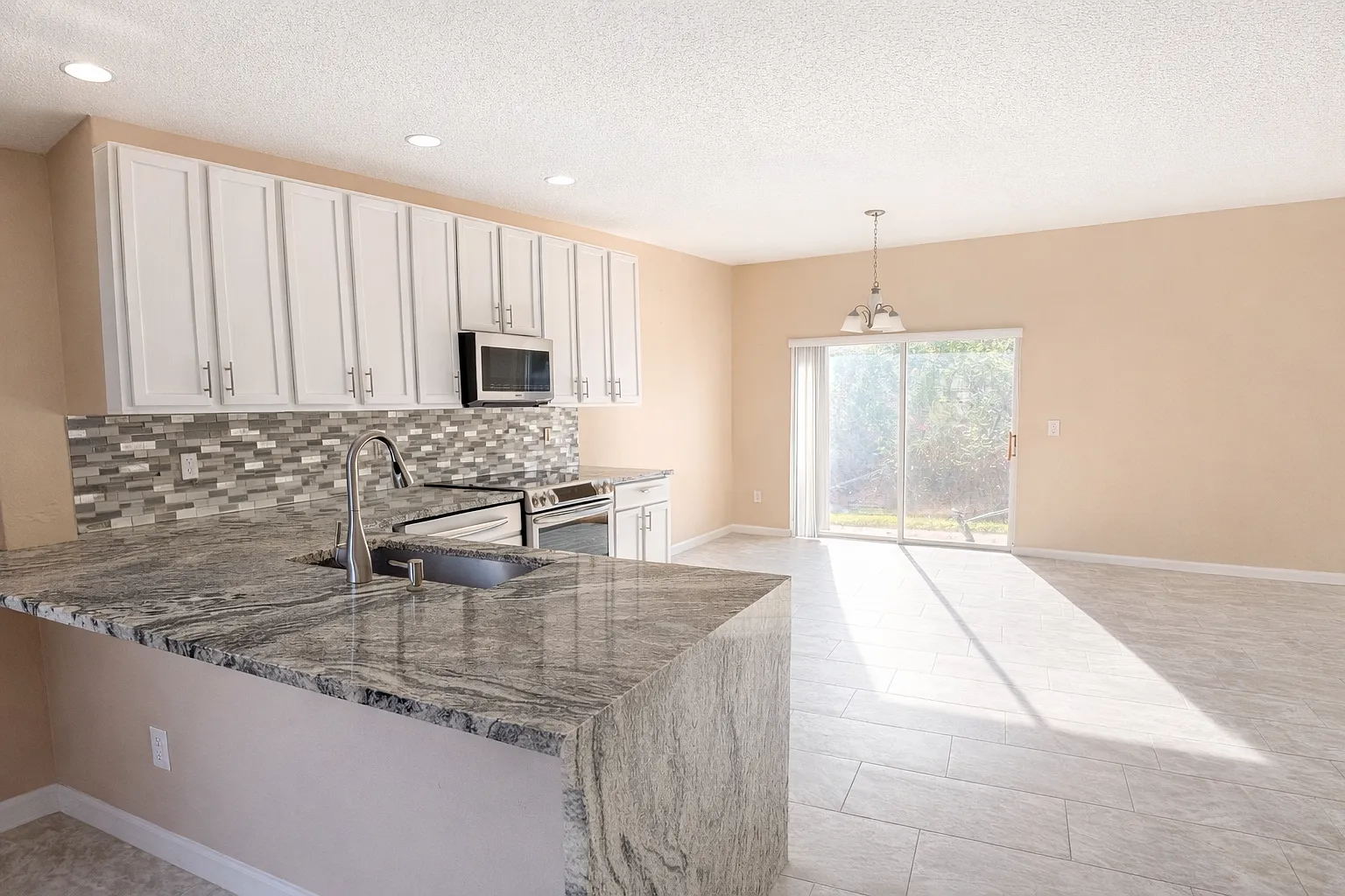 4 bed, 2.5 bath, 2004 sqft, $850 — Photo 4