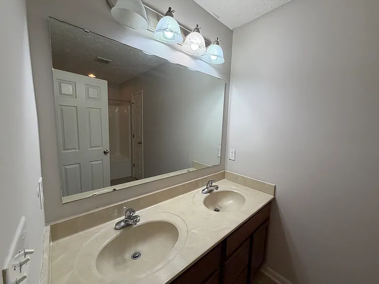 2537 Thorney Wood Ln — Photo 33