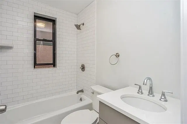 3 bed, 800 sqft, $3,120 — Photo 2