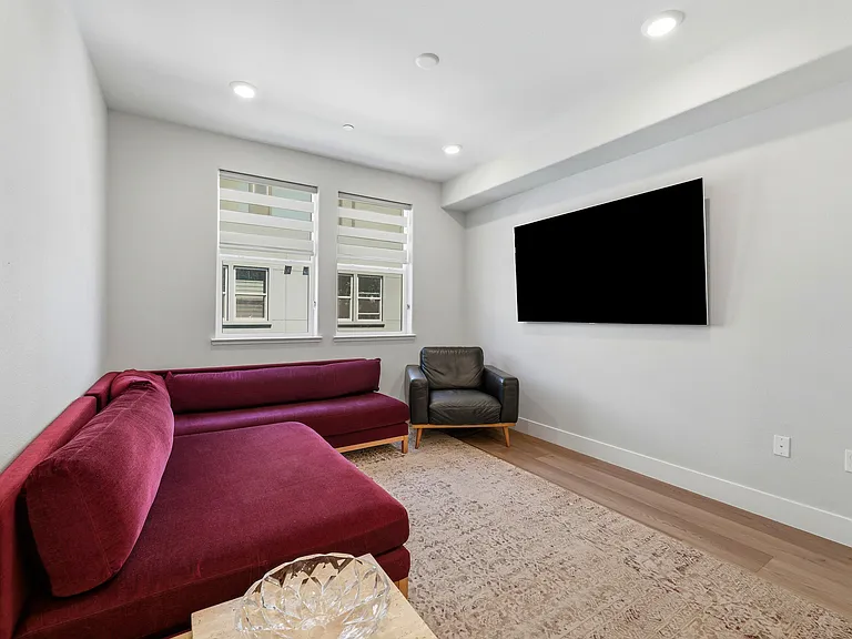 569 Yale Way — Photo 6
