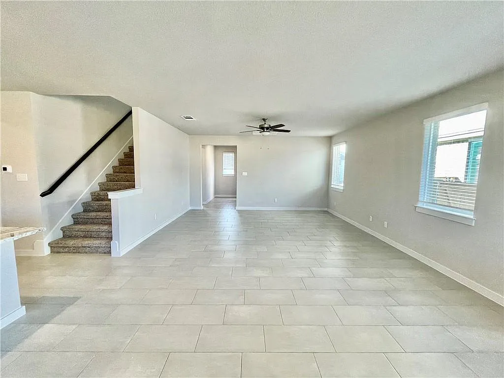 4 bed, 3.0 bath, 2294 sqft, $2,700 — Photo 2
