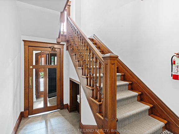 3rd image of 130 Windsor Cres #3