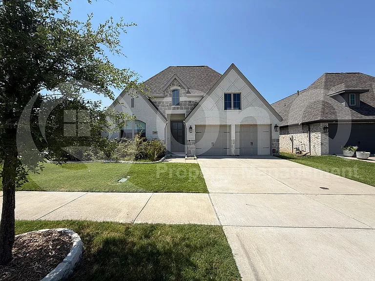 2401 Robin Way — Photo 2