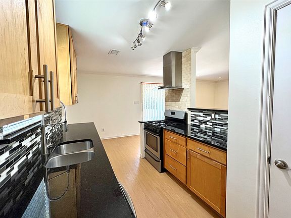 4th image of 601 Carpenter Dr