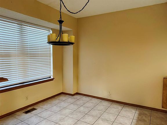 2nd image of 1913 Singingwood Rd