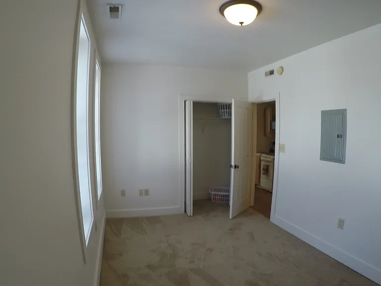 220 S 6th St (Maison de Ville) — Photo 8