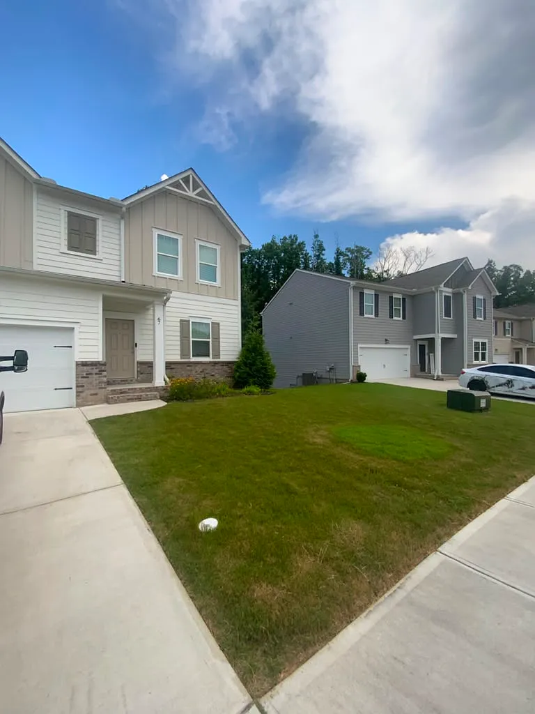 4 bed, 2.5 bath, 2095 sqft, $2,400 — Photo 2
