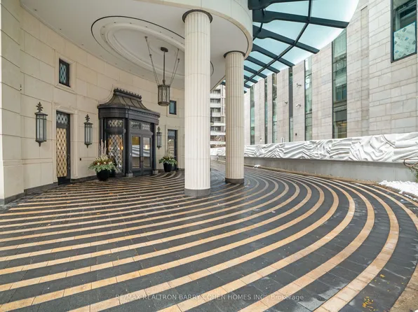 1 Saint Thomas St #1A, Toronto, ON M5S 3M5