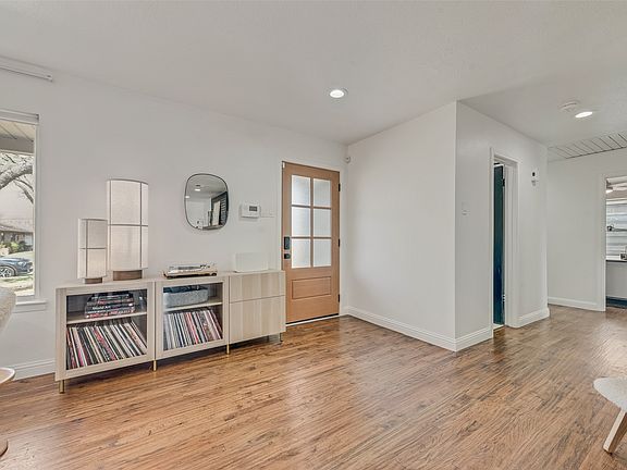 4th image of 2824 Sharpview Ln