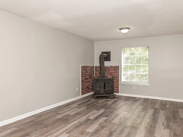 626 Hickory Ct — Photo 2