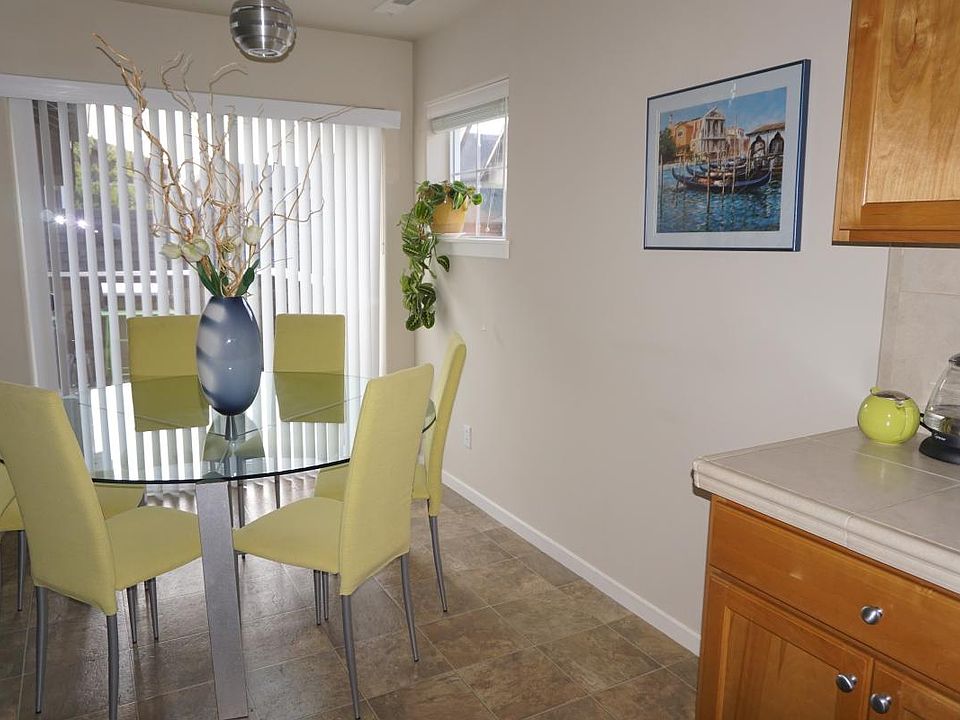 Dining area off the kitchen
