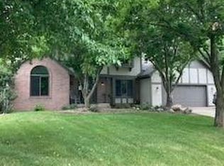1548 Briarknoll Dr, Arden Hills, MN 55112