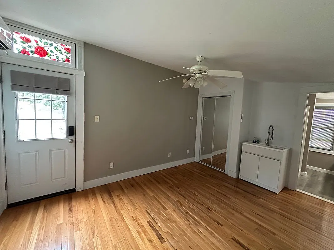 Studio, 1.0 bath, 350 sqft, $1,000 — Photo 4