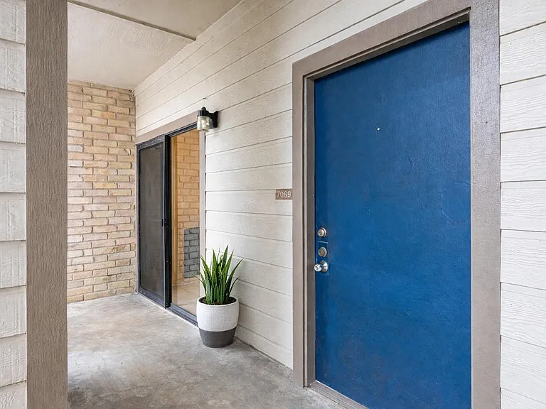 7069 N Holiday Dr — Photo 3