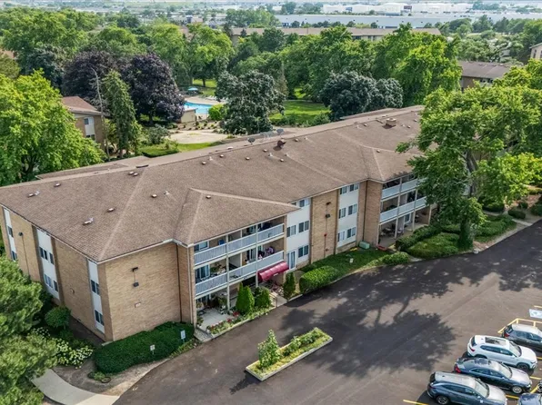 920 Beau Dr Unit 112, Des Plaines, IL 60016