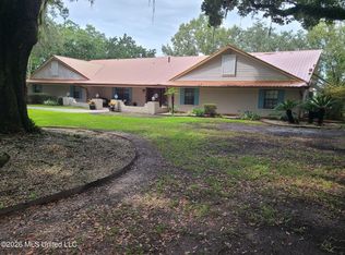2330 N Country Club Ln, Biloxi, MS 39532