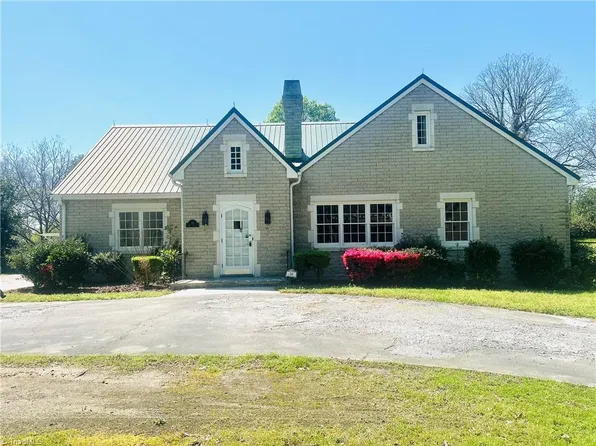 10 Mock St, Thomasville, NC 27360