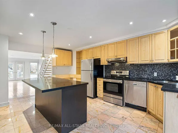 110 Belmont St, Toronto, ON M5R 1P8