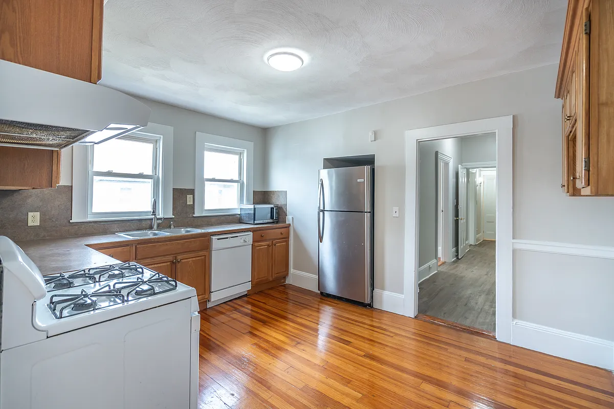 Building Photo - 30 Chestnut St #2