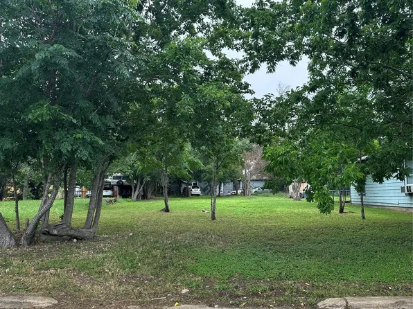 608 Lamar St, Luling, TX 78648