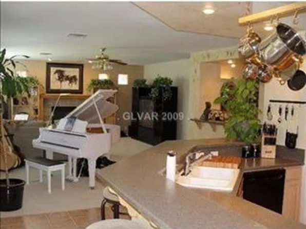 9901 Robin Oaks Dr, Las Vegas, NV 89117