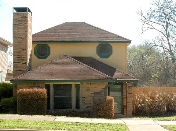 2nd image of 701 Burr Oak Dr