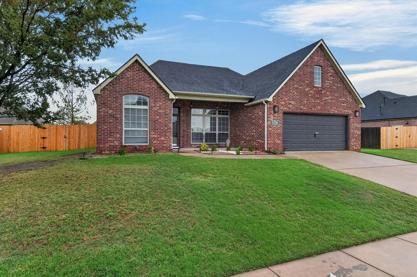 3 bed, 2.0 bath, 2030 sqft, $2,000 — Photo 2
