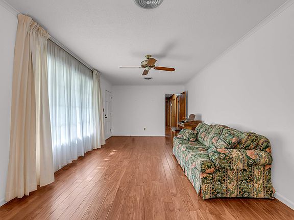 5th image of 205 Eastwood Dr