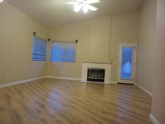 Family room W/fireplace