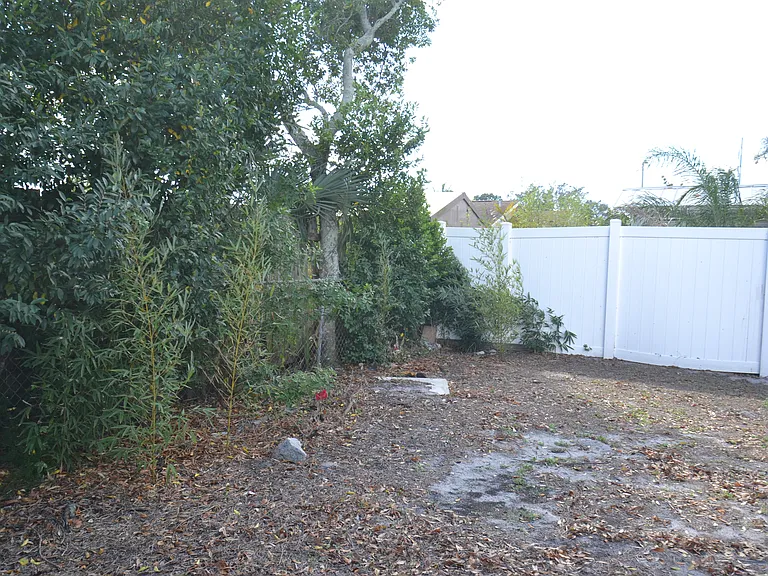 1351 Whitehall Ln — Photo 21