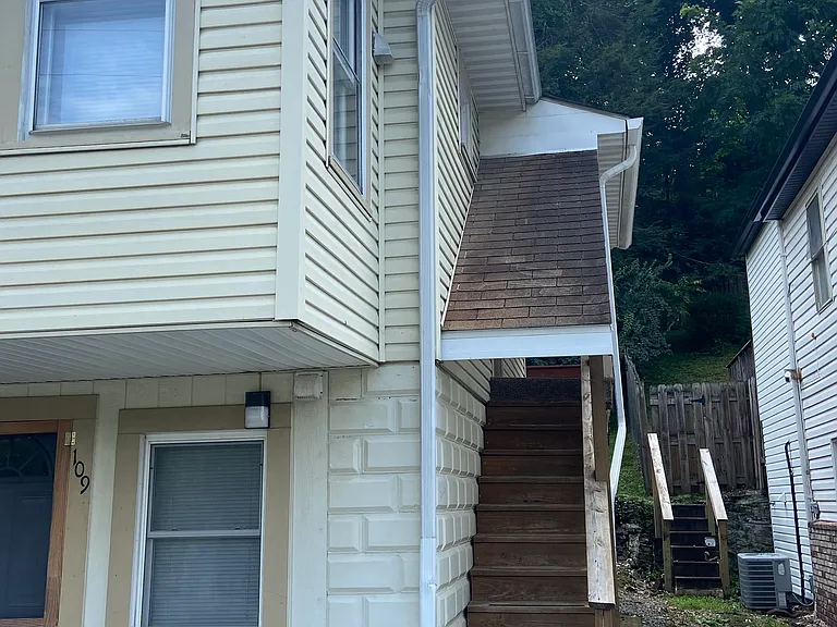 109 Tower Ln — Photo 2