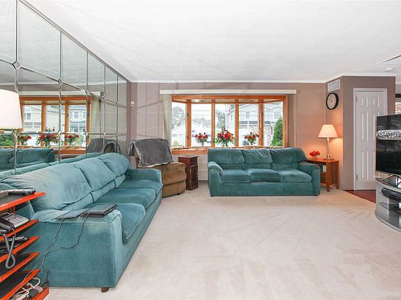 3rd image of 3866 Franklin Ave