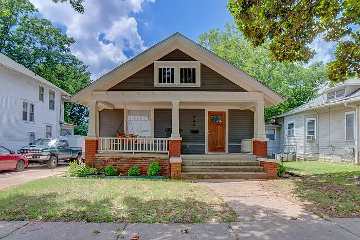 3 bed, 2.0 bath, 1610 sqft, $2,100 — Photo 1