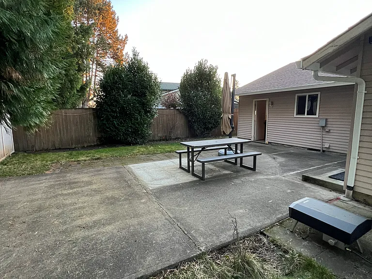 194 NE 20th Dr — Photo 12